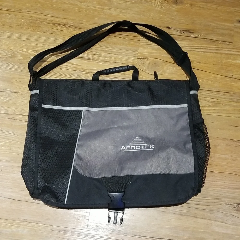 Messenger Bag. Like new lots pockets/waterbottle pocket & many zippered compart.